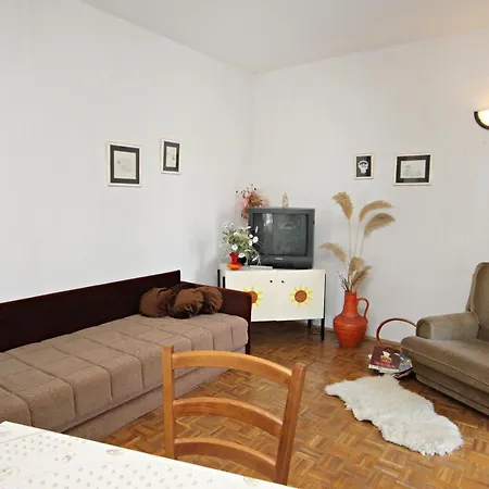 Apartment 5558b *