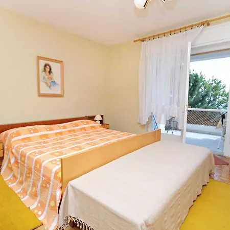 5558b Apartment Novi Vinodolski